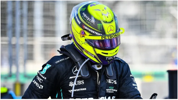 Lewis Hamilton con el HANS