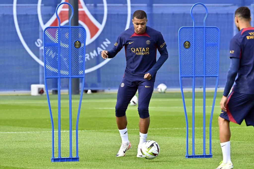 Kylian Mbappé ya se entrena a la par de sus compañeros del PSG. @PSG_Inside