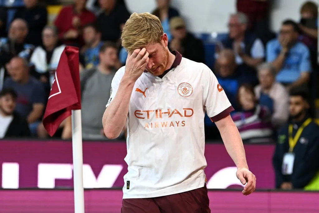 Kevin De Bruyne se retiró cabizbajo del partido con el Burnley. Getty Images.