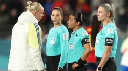 Las jugadoras suecas manifestaron su descontento con la labor de Edina Alves. Getty Images.