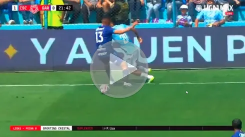 VIDEO | Grimaldo se convierte en Messi y hace jugada de fantasía