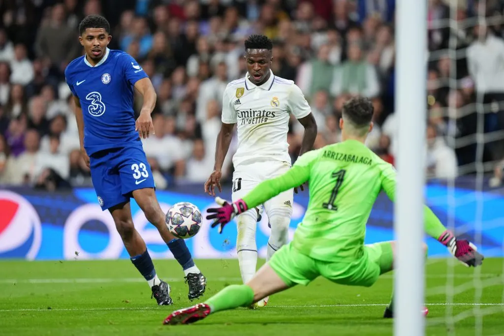 Kepa Arrizabalaga enfrentando a Vinícius Júnior en el Santiago Bernabéu. Getty Images.