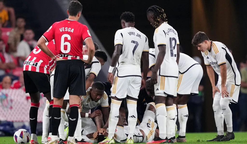 Eder Militao recie atención medica rodeado de jugadores del Real Madrid