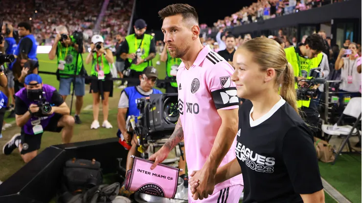 Messi nuevamente dio que hablar por la celebridad que lo acompañó en el ingreso al DRV PNK Stadium de Fort Lauderdale