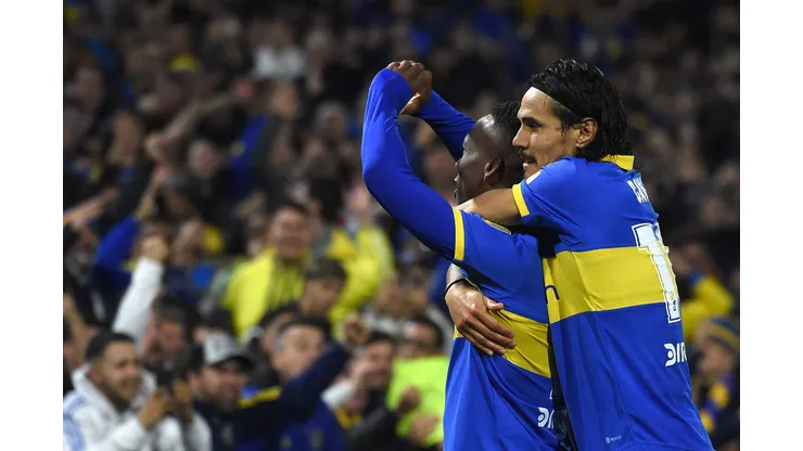 BUENOS AIRES, ARGENTINA - AUGUST 09: Luis Advíncula (C) of Boca Juniors celebrates with teammate Edinson Cavani after scoring the team's second goal during a Copa CONMEBOL Libertadores 2023 round of sixteen second leg match between Boca Juniors and Nacional at Estadio Alberto J. Armando on August 09, 2023 in Buenos Aires, Argentina. (Photo by Marcelo Endelli/Getty Images)
