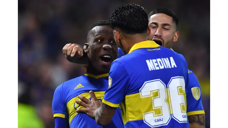 BUENOS AIRES, ARGENTINA - AUGUST 09: Luis Advíncula (L) of Boca Juniors celebrates with teammate Cristian Medina (R) after scoring the team's second goal during a Copa CONMEBOL Libertadores 2023 round of sixteen second leg match between Boca Juniors and Nacional at Estadio Alberto J. Armando on August 09, 2023 in Buenos Aires, Argentina. (Photo by Marcelo Endelli/Getty Images)