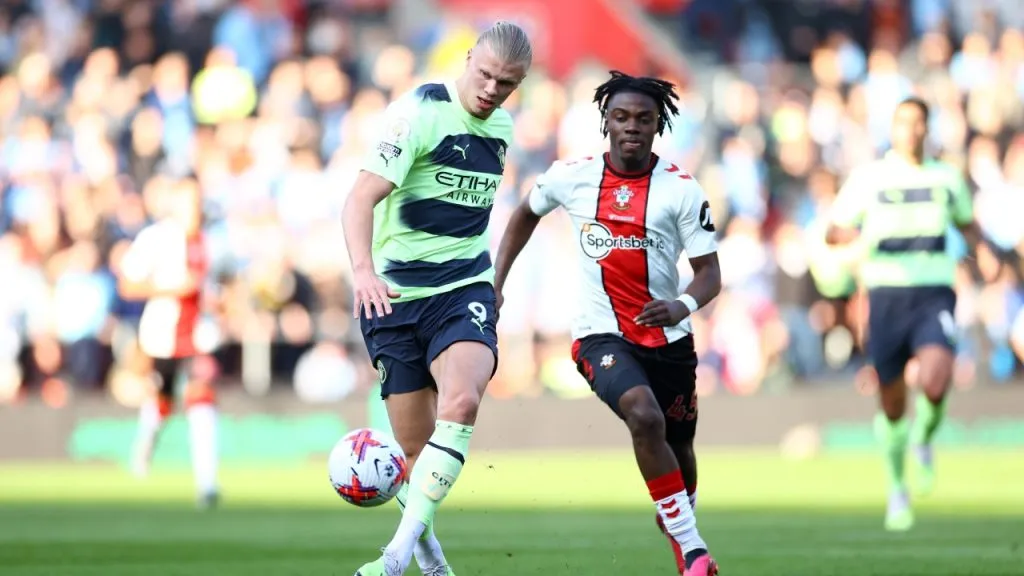 Roméo Lavia, marcando a Haaland en un partido Southampton vs. Manchester City (Getty Images).