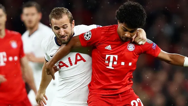 Harry Kane en el duelo con el que ahora será su compañero Serge Gnabry. Getty Images.