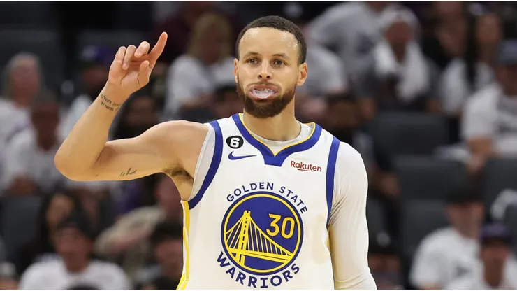 Stephen Curry con Warriors en la NBA.