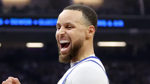 Stephen Curry con Golden State Warriors en la NBA.