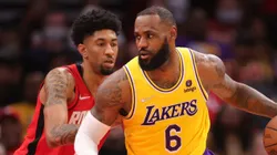 Christian Wood y LeBron James.