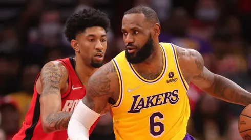 Christian Wood y LeBron James.