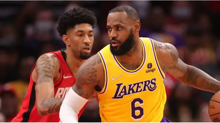 Christian Wood y LeBron James.