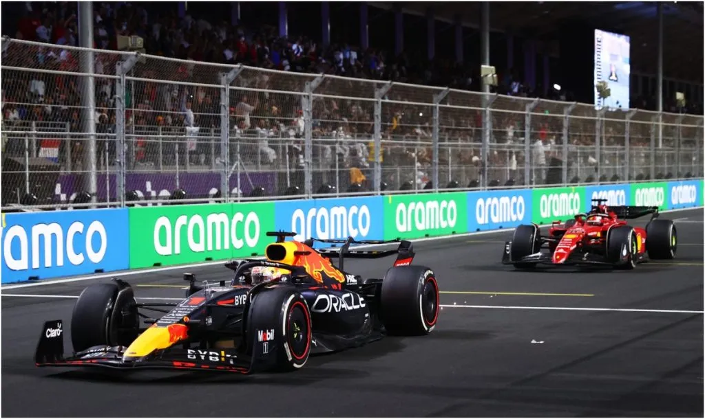 Red Bull de Max Verstappen con DRS activado tras adelantar al Ferrari de Charles Leclerc (Foto: Dan Istitene – Formula 1/ vía Getty Images)