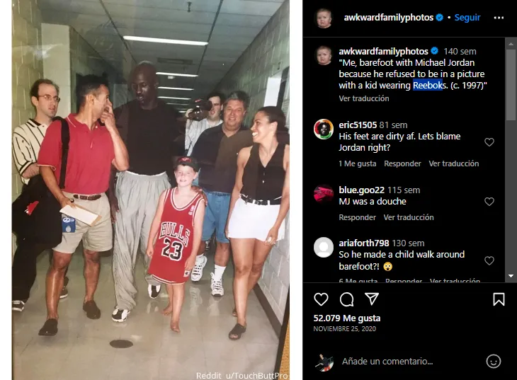 Jordan y la foto con un fan sin zapatillas (Foto: Instagram / @awkwardfamilyphotos)