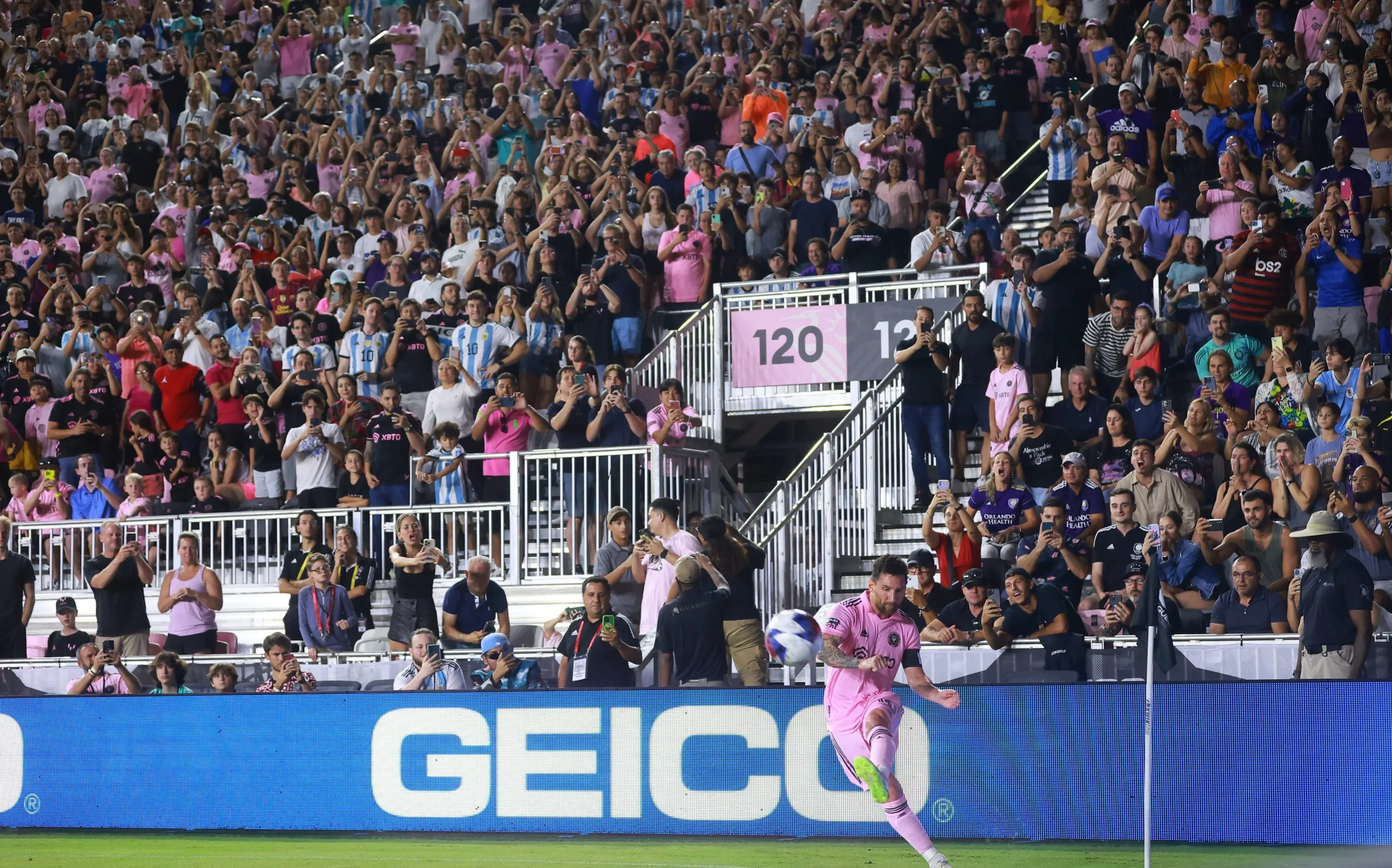 Locura por Lionel Messi. Los hinchas registraron llenos absolutos en sus primeros partidos en el Inter Miami. Getty Images.