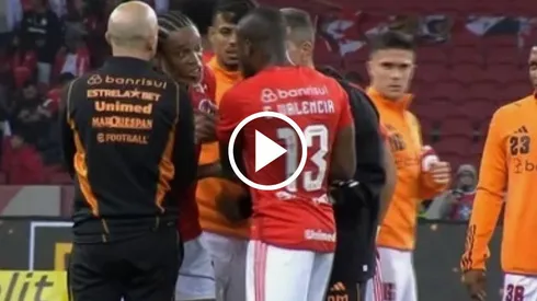 Enner Valencia terminó a los empujones con Magrao, colaborador de Eduardo Coudet, cuando terminó el partido entre el Inter de Porto Alegre y Corinthians.