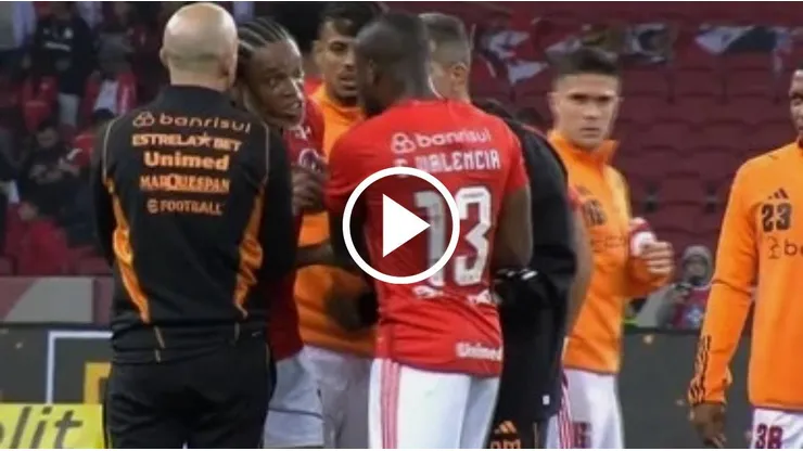 Enner Valencia terminó a los empujones con Magrao, colaborador de Eduardo Coudet, cuando terminó el partido entre el Inter de Porto Alegre y Corinthians.