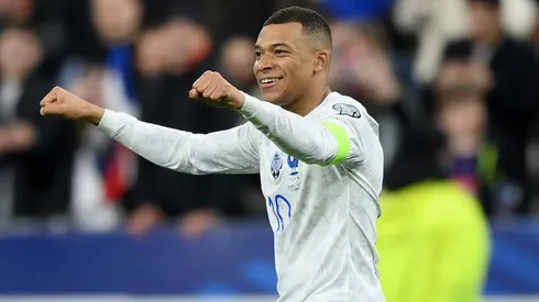 El francés posó en redes sociales con varios jugadores del cuadro merengue. Incluso lo pidieron públicamente como próximo refuerzo.