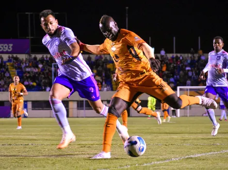 ¿Ayudaron a Emelec? Libertad reclamó penal en esta jugada