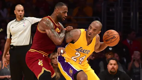 LeBron James y Kobe Bryant enfrentándose en un duelo por la NBA.