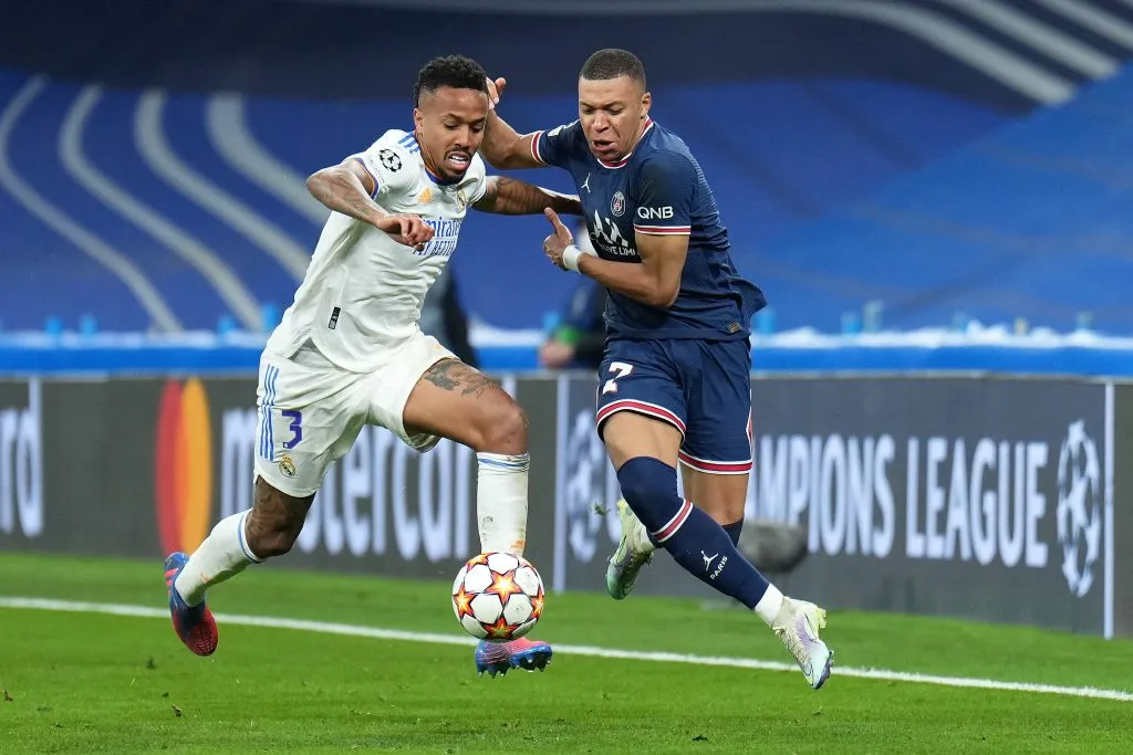 Mbappé ante Militao, durante el último cruce del PSG ante el Real Madrid en la Champions (Foto: Getty).