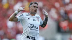 Roger Guedes se va de Corinthians, pese al esfuerzo de los hinchas.