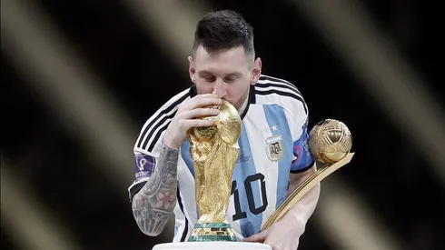 Esta foto de Lionel Messi con la Copa del Mundo se quedó con el World Sports Photography Awards 2023. Getty Images.