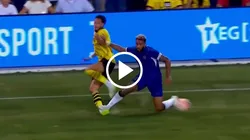 Brutal patada: Reece James casi lesiona de gravedad a un rival