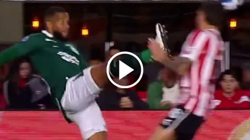 Brutal planchazo de Bruno Santos al pecho de Méndez.