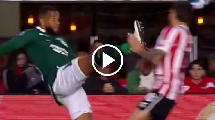 Brutal planchazo de Bruno Santos al pecho de Méndez.