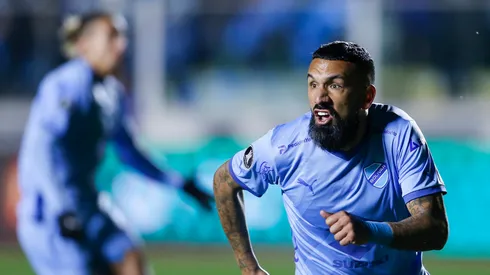 El chileno Fernández fue clave para anotar dos goles y entregar una habilitación sobre el Paranaense.