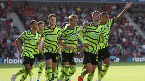 Arsenal goleó y le recortó distancia a Manchester City
