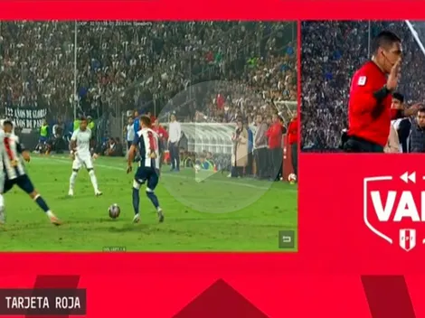 Bernardo Cuesta le mete codo a Carlos Zambrano, pero el árbitro solo le puso tarjeta amarilla