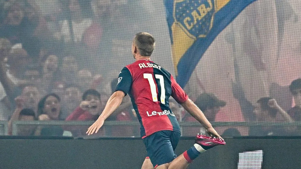 La bandera de Boca presente en la celebración de Guðmundsson, una particularidad en Genoa-Roma.
