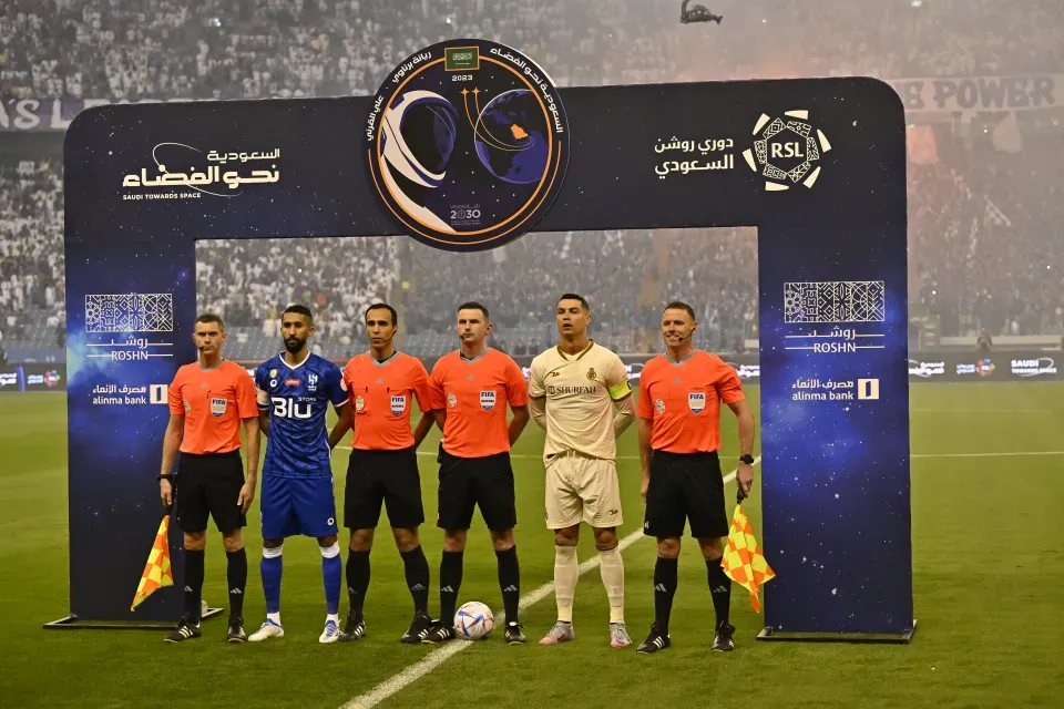 Michael Oliver, el juez inglés que arbitró Al Hilal vs. Al Nassr. Getty Images.