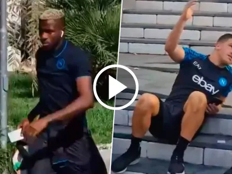 Tensión: Osimhen ignoró a sus compañeros en su llegada al hotel