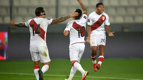 LIMA, PERU - SEPTEMBER 05: Christian Cueva (C) of Peru celebrates with teammates Gianluca Lapadula (L) and Edison Flores (R) after scoring the first goal of his team during a match between Peru and Venezuela as part of South American Qualifiers for Qatar 2022 at Estadio Nacional de Lima on September 05, 2021 in Lima, Peru. (Photo by Ernesto Benavides - Pool/Getty Images)