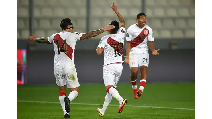 LIMA, PERU - SEPTEMBER 05: Christian Cueva (C) of Peru celebrates with teammates Gianluca Lapadula (L) and Edison Flores (R) after scoring the first goal of his team during a match between Peru and Venezuela as part of South American Qualifiers for Qatar 2022 at Estadio Nacional de Lima on September 05, 2021 in Lima, Peru. (Photo by Ernesto Benavides - Pool/Getty Images)