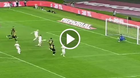 Icardi quiso emular un penal de Messi ¡y la falló!