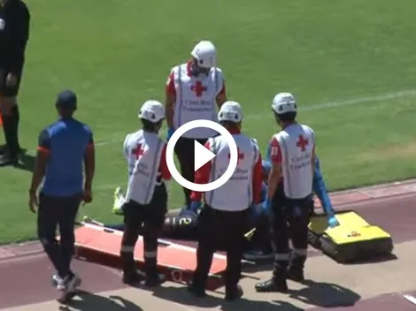 Jugador de Ecuador abandona la cancha en ambulancia tras fuerte choque