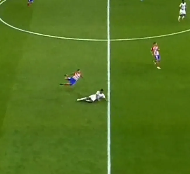 Una de las imágenes de la barrida de Jude Bellingham a Ángel Correa. Foto: captura de transmisión.