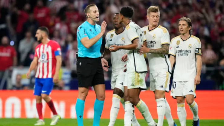 Real Madrid se quejó por el arbitraje de Javier Alberoja Rojas en el Derbi Madrileño que se disputó en el Estadio Metropolitano. Getty Images.