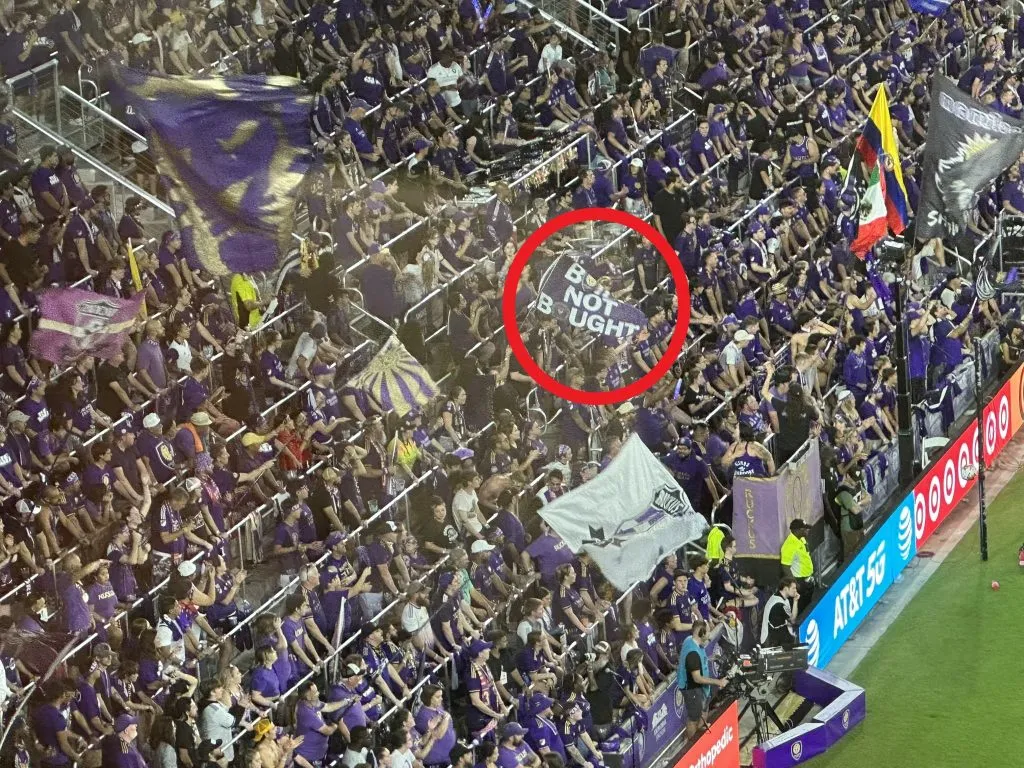 Pancarta contra Messi e Inter Miami