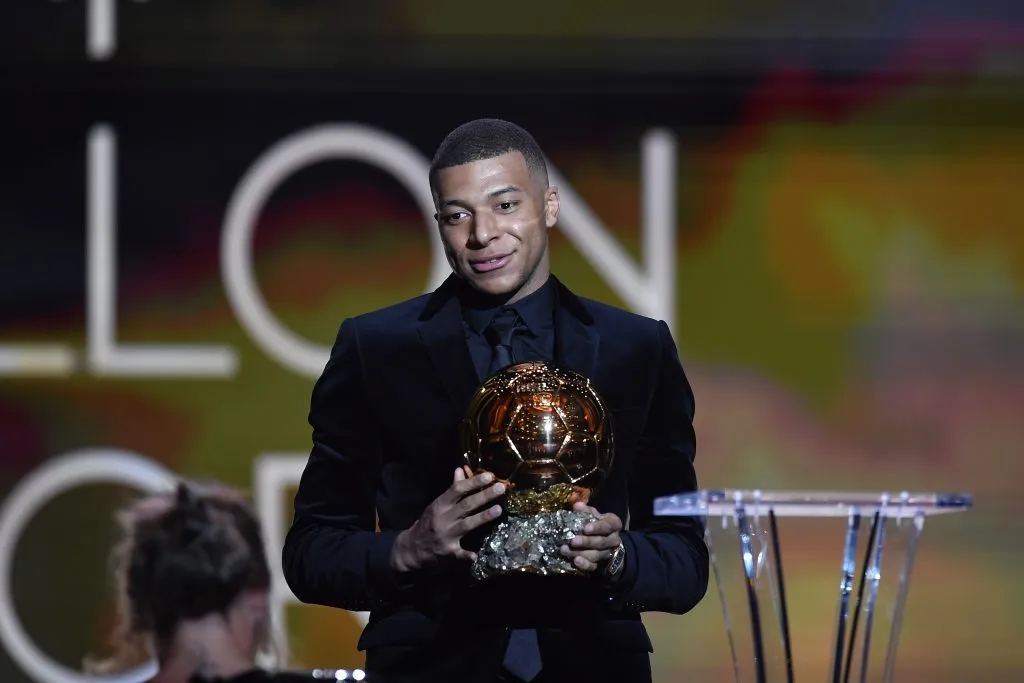 Kylian Mbappé cuando le entregó el Balón de Oro a Alexia Putellas. Getty Images.