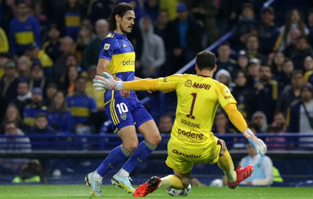 Cavani intenta anotar por Boca Juniors