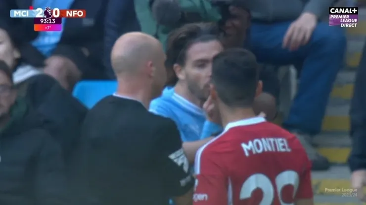 Grealish y Montiel tuvieron un cruce tras el pitazo final de partido.