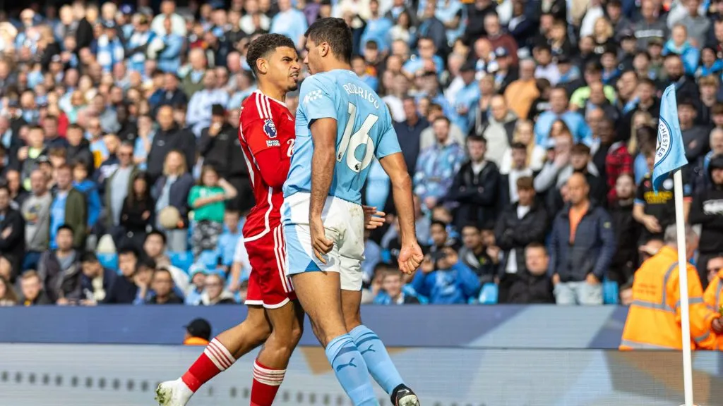 El cruce entre Rodri y Gibbs-White (IMAGO / Propaganda Photo).