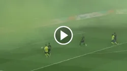 Cristiano Ronaldo pateó con una cortina de humo de frente.