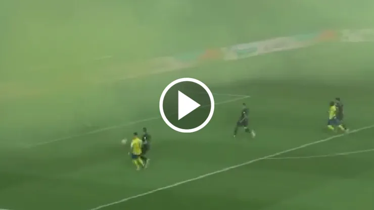 Cristiano Ronaldo pateó con una cortina de humo de frente.